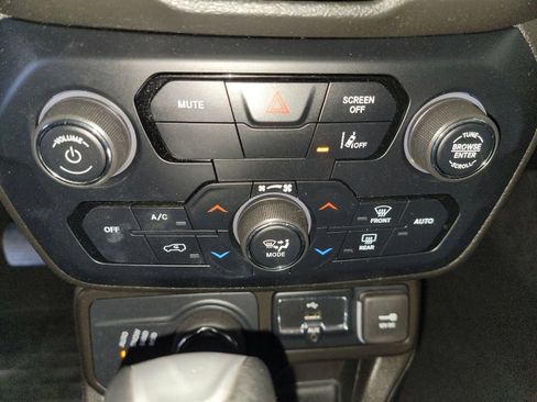 Used 2023 Jeep Renegade Latitude AWD/4WD image 20