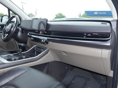 Used 2025 Kia Carnival FWD image 23