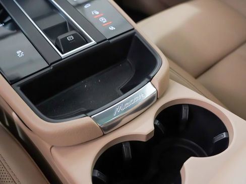 Certified 2022 Porsche Macan image 34