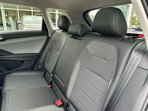 Certified 2024 Volkswagen Taos SE w/ Panoramic Sunroof Package AWD/4WD image 33