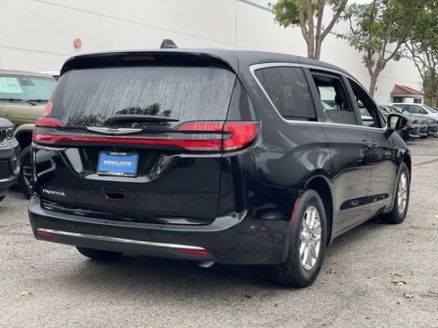 New 2026 Chrysler Pacifica Select image 5