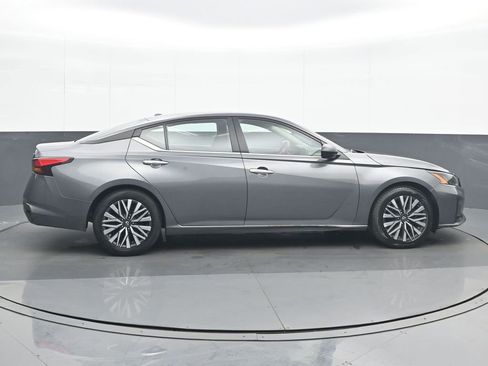 Used 2024 Nissan Altima 2.5 SV FWD image 7