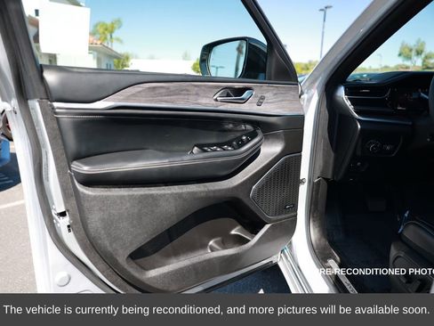 Used 2023 Jeep Grand Cherokee Overland image 16