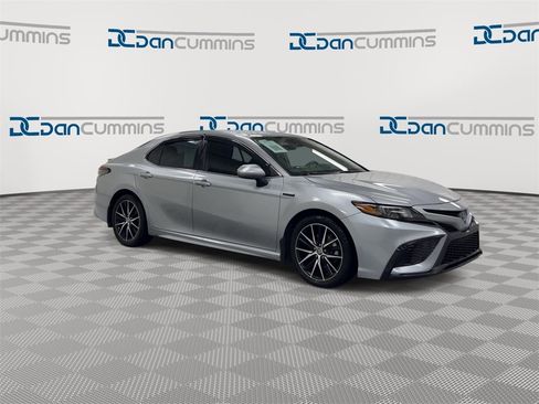 Used 2021 Toyota Camry SE image 2