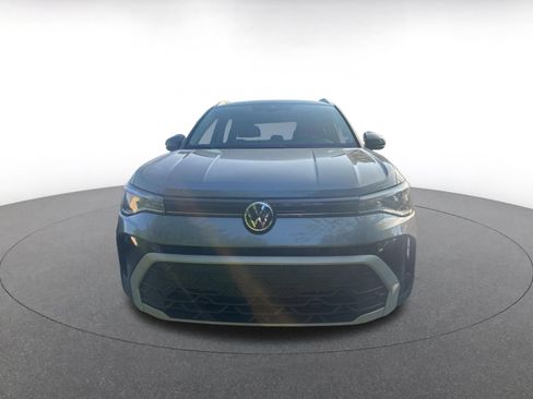Used 2025 Volkswagen Taos SE FWD image 2