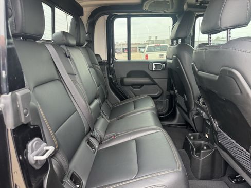 Used 2025 Jeep Gladiator Sport AWD/4WD image 29