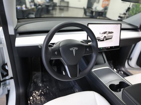 Used 2024 Tesla Model Y Long Range AWD/4WD image 22