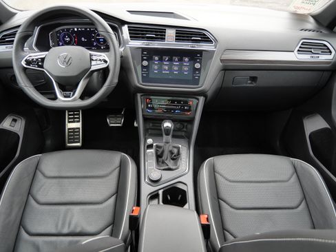 Certified 2022 Volkswagen Tiguan SEL R-Line image 10