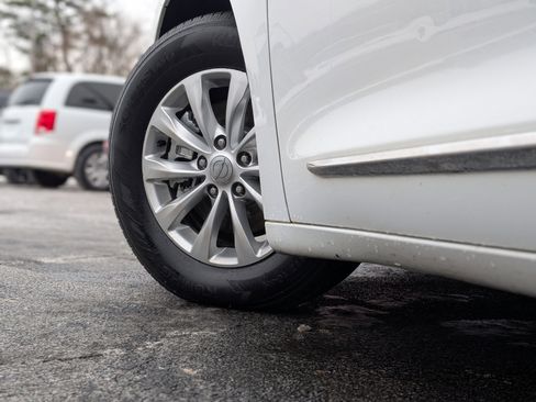 Used 2018 Chrysler Pacifica Touring-L image 7