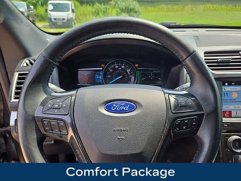 Used 2017 Ford Explorer XLT w/ Equipment Group 202A AWD/4WD image 4