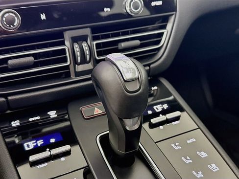 Certified 2023 Porsche Macan Turbo AWD/4WD image 18