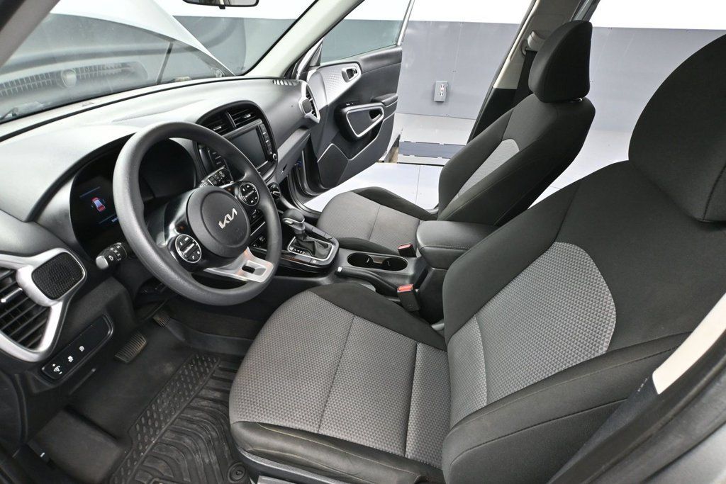 Used 2023 Kia Soul LX w/ LX Technology Package FWD image 17