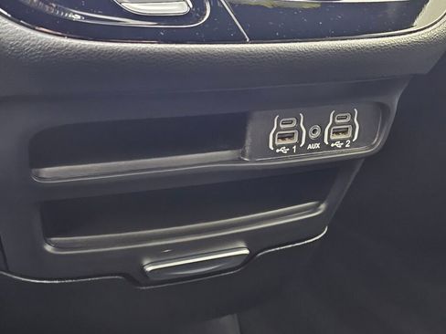 Used 2025 Chrysler Pacifica Select image 29