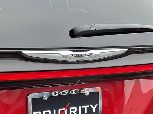 Used 2025 Chrysler Pacifica Select image 32