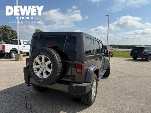 Used 2017 Jeep Wrangler Unlimited Sahara w/ Connectivity Group AWD/4WD image 13