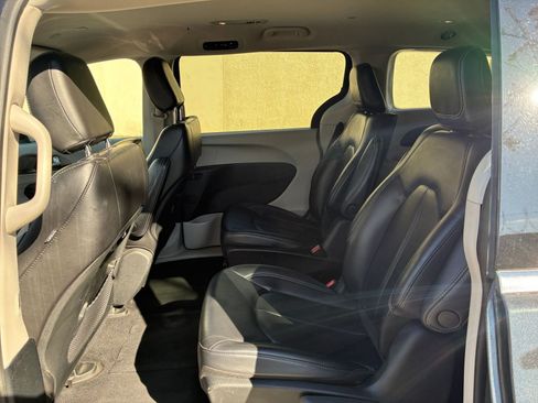 Used 2023 Chrysler Pacifica Touring-L image 28