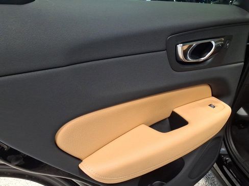 Used 2019 Volvo XC60 T5 Momentum w/ Premium Package image 19