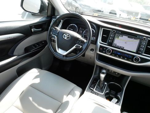 Used 2019 Toyota Highlander XLE AWD/4WD image 9