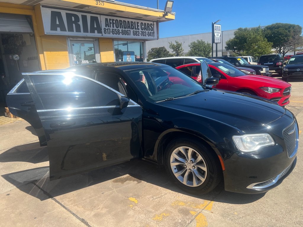 Used 2018 Chrysler 300 Touring RWD image 7