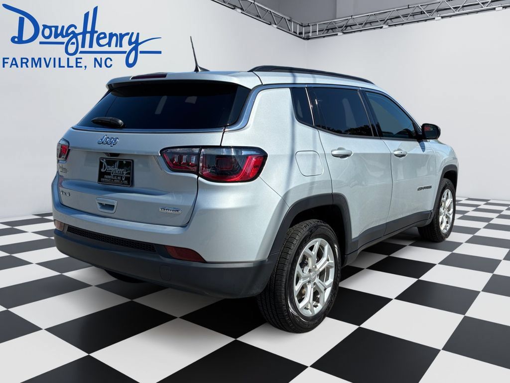 Used 2024 Jeep Compass Latitude AWD/4WD image 5