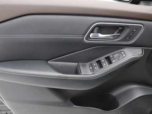 Used 2023 Nissan Rogue Platinum w/ Platinum Premium Package image 16