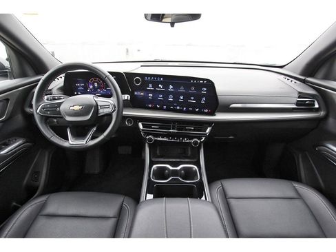 Used 2025 Chevrolet Traverse LT image 9