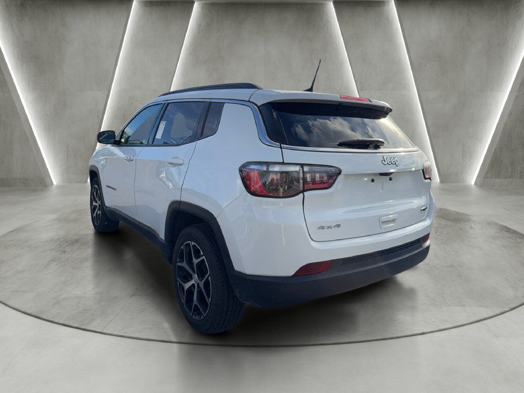 Used 2024 Jeep Compass Latitude AWD/4WD image 5