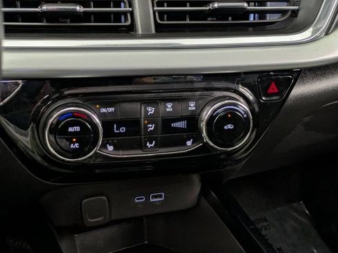 Used 2025 Chevrolet Trax LT w/ LT Convenience Package FWD image 17