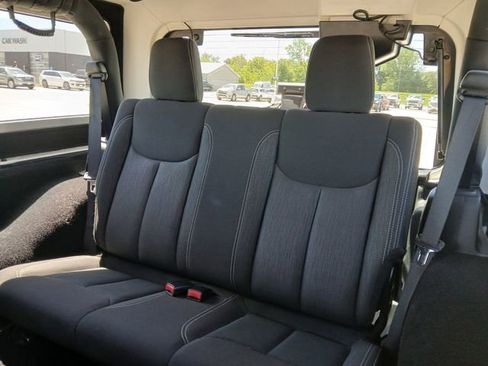 Used 2018 Jeep Wrangler Rubicon w/ Power Convenience Group AWD/4WD image 18
