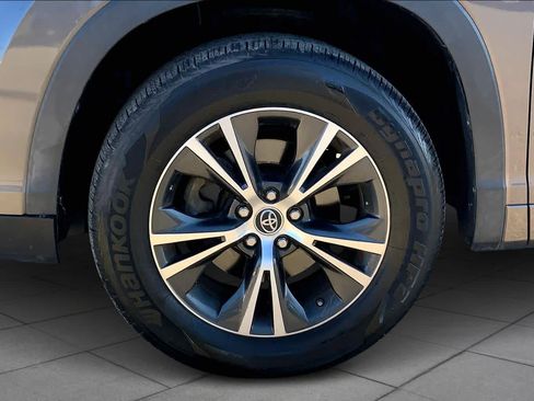 Used 2016 Toyota Highlander XLE image 11