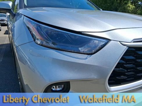 Used 2023 Toyota Highlander XLE AWD/4WD image 7