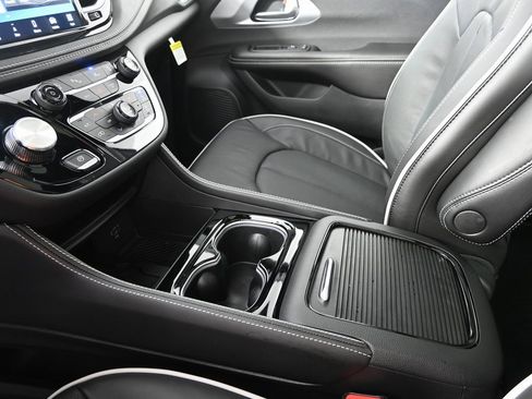 New 2026 Chrysler Pacifica Limited image 35