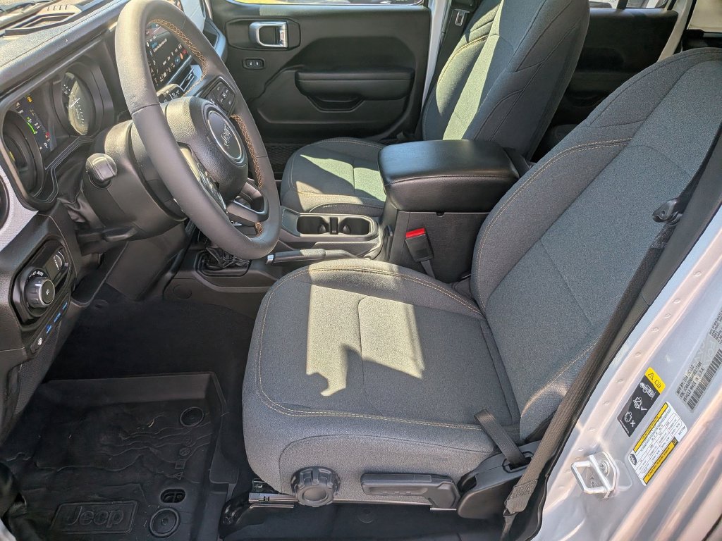Used 2024 Jeep Wrangler Unlimited AWD/4WD image 17