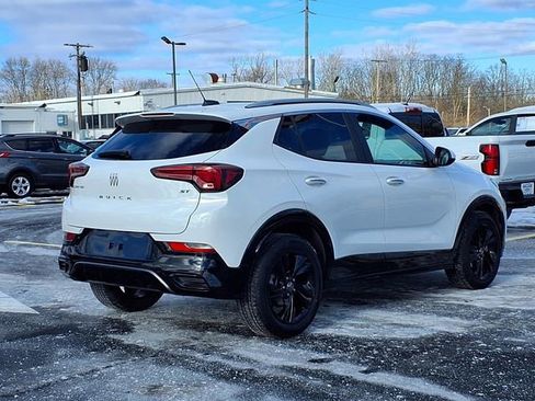 Used 2024 Buick Encore GX Sport Touring image 2