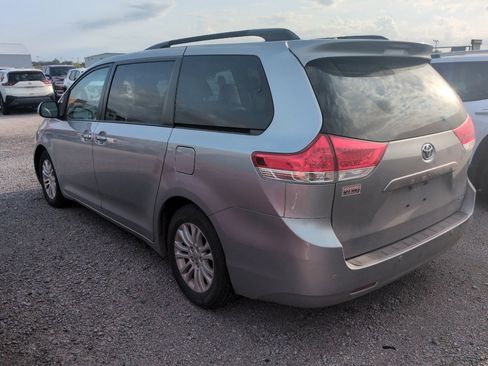 Used 2013 Toyota Sienna XLE w/ Entertainment Pkg FWD image 7