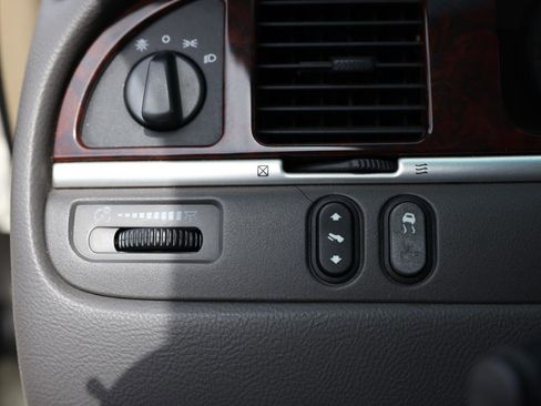 Used 2006 Lincoln Town Car Signature image 37