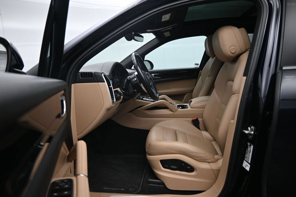 Used 2023 Porsche Cayenne AWD/4WD image 21