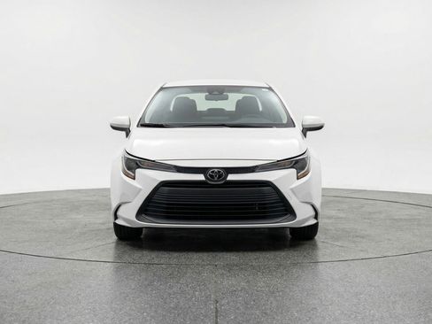 Used 2025 Toyota Corolla LE image 2