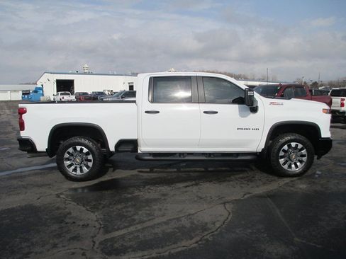 Used 2024 Chevrolet Silverado 2500 Custom w/ Custom Value Package image 4