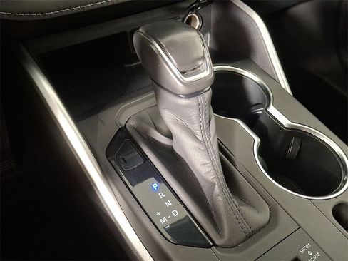 Used 2020 Toyota Highlander LE image 17