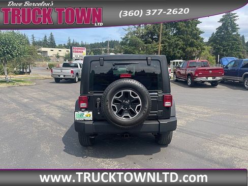 Used 2015 Jeep Wrangler Unlimited Sport w/ Max Tow Package AWD/4WD image 4