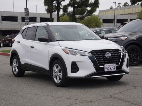 Used 2025 Nissan Kicks Play S FWD image 2