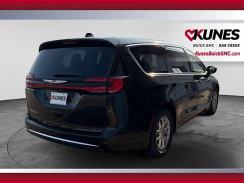 Used 2023 Chrysler Pacifica Touring-L FWD image 10