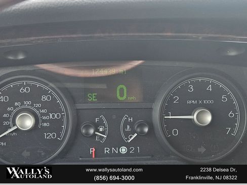 Used 2011 Lincoln Town Car Signature L image 3