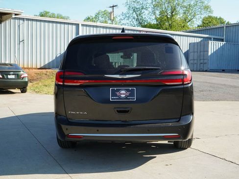 Used 2023 Chrysler Pacifica Touring-L image 18
