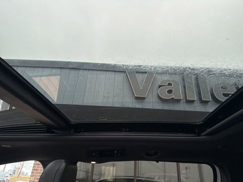 Used 2025 Chrysler Pacifica Limited image 42