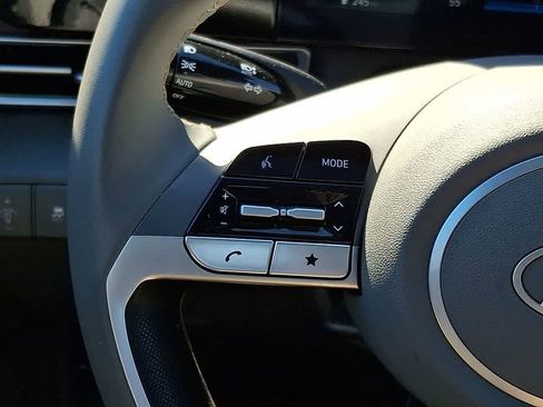 Used 2025 Hyundai Elantra SEL image 21