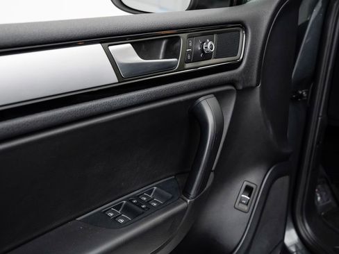 Used 2014 Volkswagen Touareg Sport AWD/4WD image 9