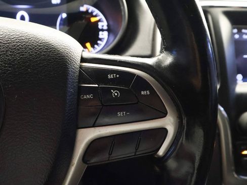 Used 2020 Jeep Grand Cherokee Laredo AWD/4WD image 26