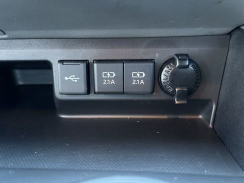Used 2021 Toyota Highlander XLE AWD/4WD image 37